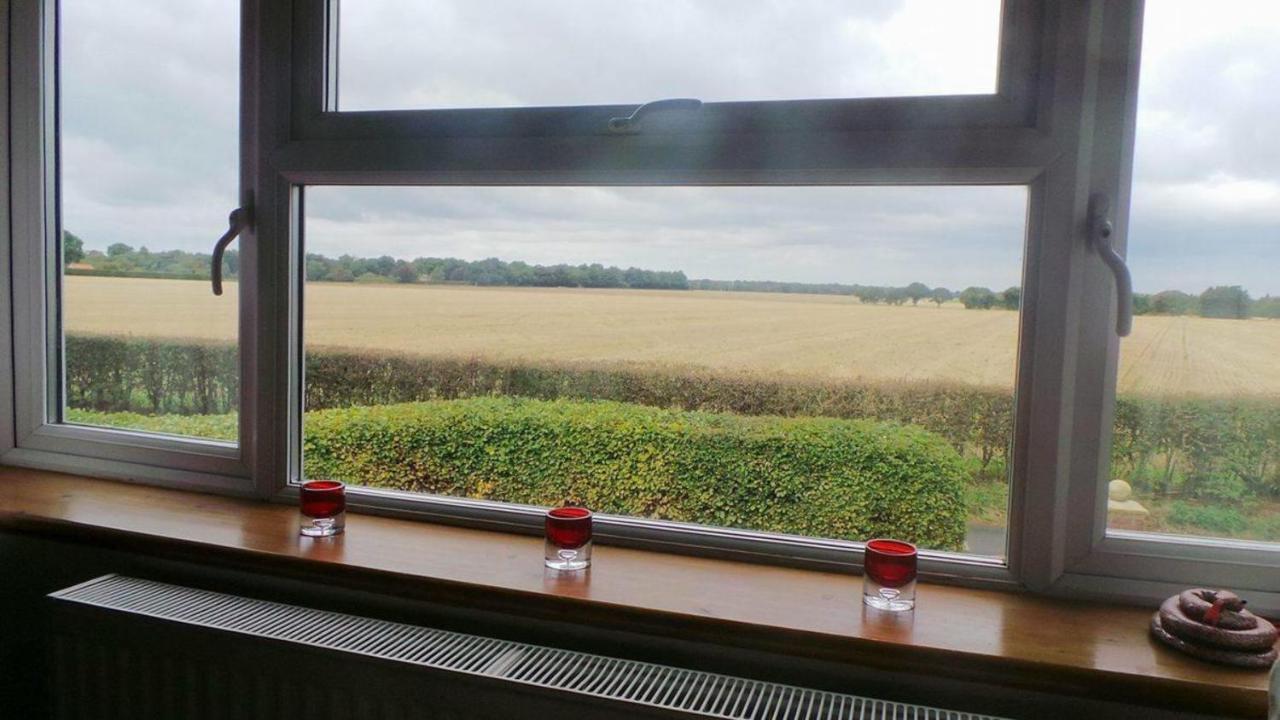 Chimneys B&B Holbrook  Buitenkant foto