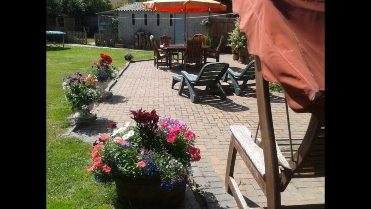 Chimneys B&B Holbrook  Buitenkant foto